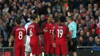 Portugal harus bermain dengan 10 orang pada menit ke-35 usai Bruno Alves mendapat kartu merah, karena mengangkat kaki terlalu tinggi dan mengenai pelipis Kane dalam duel perebutan bola. Reuters/Tony OBrien.