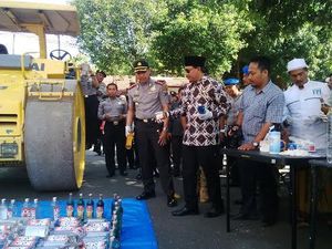 Ribuan Miras Berbagai Merk Dimusnahkan Ribuan Miras Berbagai Merk Dimusnahkan