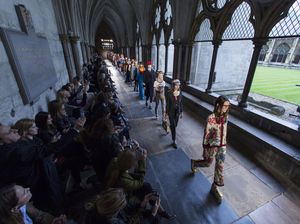 Foto: Gucci Pamer Koleksi Cruise di Gereja Bersejarah London