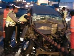 Tabrak Kontainer di Tol Ancol, Mobil Dinas TNI AL Terjepit