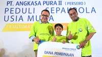 Pesepakbola cilik Tristan Alif (tengah) menerima beasiswa dari Komisaris Utama PT Angkasa Pura II Rhenald Khasali (kiri) dan Direktur Utama PT Angkasa Pura II Budi Karya Sumadi (kanan) di Terminal 3 Ultimate Bandara Soekarno Hatta, Tangerang, Jumat (3/6/2016).