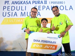 Pesepakbola cilik Tristan Alif (tengah) menerima beasiswa dari Komisaris Utama PT Angkasa Pura II Rhenald Khasali (kiri) dan Direktur Utama PT Angkasa Pura II Budi Karya Sumadi (kanan) di Terminal 3 Ultimate Bandara Soekarno Hatta, Tangerang, Jumat (3/6/2016).