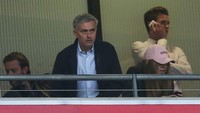 Pertandingan ini disaksikan pelatih anyar MU, Jose Mourinho. Reuters/Matthew Childs.
