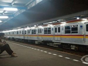 KRL Gangguan Operasional di Tanjung Barat, Penumpang Dialihkan