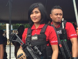 Saat Polwan Cantik Tenteng Senjata Curi Perhatian di Gelar Hasil Operasi Pekat