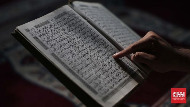 Seorang jamaah membaca Al Quran di Masjid Cut Mutia, Jakarta. CNN Indonesia/Safir Makki