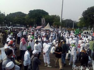 Massa Tolak PKI Unjuk Rasa di Depan Istana Presiden
