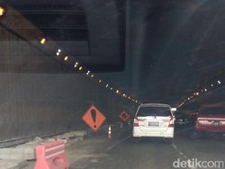 Mobil dari Bahu Jalan Bikin Terowongan Pasar Rebo di JORR Tambah Macet
