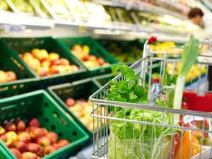 Hari Ini Ada Tawaran Bahan Makanan Murah di Supermarket