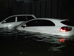 Mobil Mercy hingga Avanza Terendam Air Laut Pasang di Pantai Mutiara