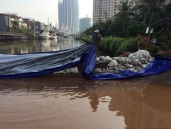 Tanggul Darurat Pantai Mutiara Diperkuat dengan Tanah