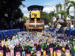 Hadapi Ramadan, Ribuan Botol Minuman Keras di Banyuwangi Dihancurkan