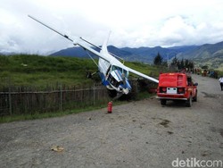 Pesawat Pengangkut BBM Tabrak Pagar Bandara Ilaga Papua