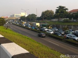 Terowongan Pasar Rebo Jadi Titik Macet, Kendaraan Merayap di JORR