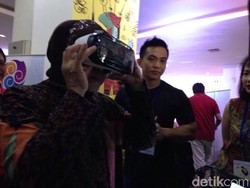 Kunjungi Popcon Surabaya, Wali Kota Risma Jajal Headset VR