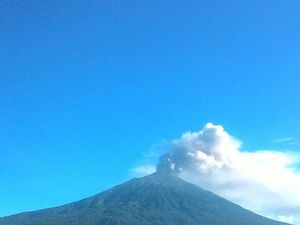 BNPB: Gunung Kerinci Semburkan Abu, Aktivitas Radius 3 Km Dilarang