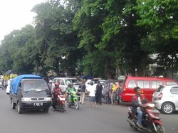 Tak Hanya Pedagang Kembang, Tukang Parkir Liar di TPU Juga Mendulang Rezeki