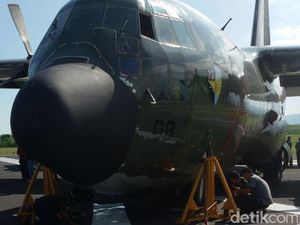 TNI AU: Hercules yang Mogok di Bandara Malang Telah Dibawa ke Hanggar TNI AU: Hercules yang Mogok di Bandara Malang Telah Dibawa ke Hanggar