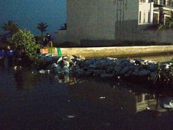 Pasukan Biru Mulai Beraksi Sedot Banjir di Pantai Mutiara Jakarta