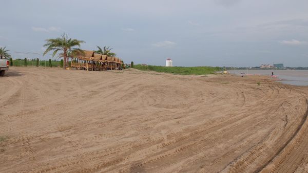 Ada Pantai di Tepi Sungai Mekong