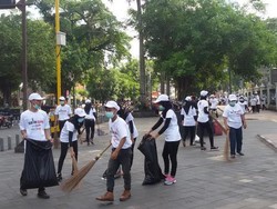 Sambut Ramadan, Ratusan Warga Menyapu Jalan Malioboro Yogyakarta