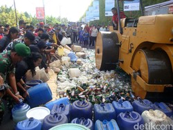 Polisi Cilacap Amankan Preman, PSK, hingga Musnahkan Ribuan Botol Miras