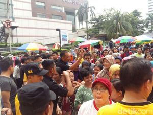 Dalam 3 Jam, Satu Truk Sembako di CFD Thamrin Ludes Diserbu Pembeli