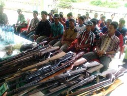 Warga Inhil Riau Serahkan 19 Senpi Rakitan dan Ratusan Amunisi ke TNI