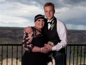 Haru! Remaja Ini Ajak Ibunya yang Kena Kanker Otak Stadium 4 ke Prom Night