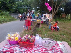 Cerita Mereka yang Mengais Rezeki di Pemakaman Jelang Ramadan