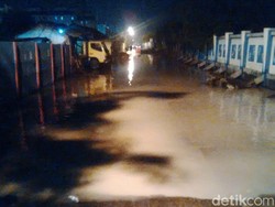 Banjir di Muara Angke Mulai Surut, Kendaraan Mulai Diperbolehkan Melintas