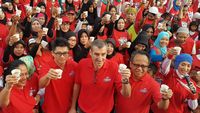 Ratusan Orang Minum Susu Bersama