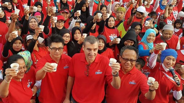 Ratusan Orang Minum Susu Bersama