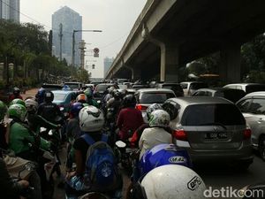 Peziarah Parkir di Bahu Jalan TPU Menteng Pulo, Arah Casablanca Macet