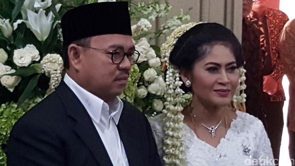 Menteri ESDM Nikahi Astried Swastika