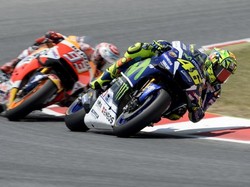 Rossi Bisa Kalahkan Marquez