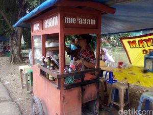 Kisah Darmiati Sendirian Jualan Mie Ayam Sampai Anak Dapat Beasiswa Unpad