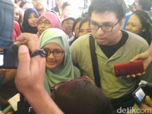 Dua Pendiri Teman Ahok Sempat Tertahan di Imigrasi Singapura Selama 12 Jam Dua Pendiri Teman Ahok Sempat Tertahan di Imigrasi Singapura Selama 12 Jam
