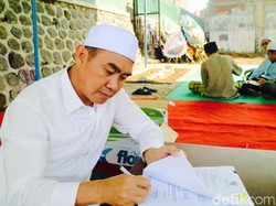 Kantor Dadakan Wali Kota Anton di TPU saat Peringatan Wafatnya Sang Ibu