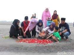 Isak Tangis Iringi Tabur Bunga Sambut Ramadan di Kolam Lumpur Lapindo