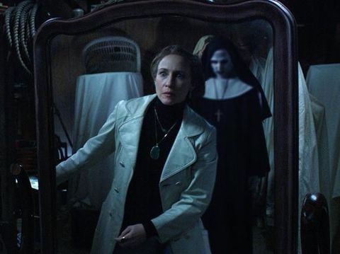 Lorraine Warren (Vera Farmiga) saat pertama kali melihat setan yang memakai pakaian suster Gereja. Setan itu merupakan salah satu setan yang kuat dan terus mengikuti Lorraine selama tujuh tahun.