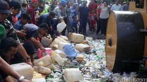 Jelang Ramadan, Ribuan Botol Miras Dimusnahkan