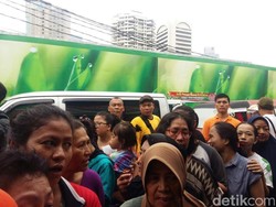 Harga Miring, Sembako dan Daging Sapi di Pasar Benhil Diserbu Warga