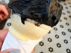 Di New York Ada Es Krim Hitam yang Dibuat dari Arang Kelapa
