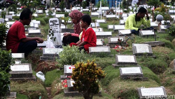 Jelang Ramadan, Warga Ziarah ke Makam Keluarga