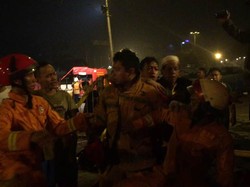 Petugas Pemadam Sempat Dipukul Warga di Lokasi Tawuran Jatinegara