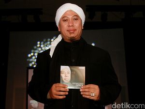 Bungkam Masalah Rumah Tangga, Istri Opick Sibuk Peragakan Buat Bakso