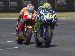 Rossi Nikmati Duel dengan Marquez, Dedikasikan Kemenangan untuk Salom