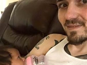 Unik! Kreativitas Seorang Ayah Agar Bayinya Nyaman Saat Menyusu