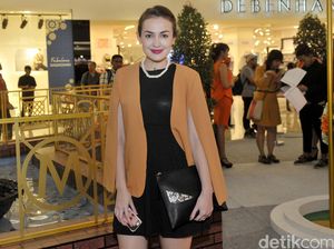 Rianti Cartwright yang Selalu Menawan